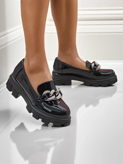 Női Hera Nero loafer lakkozott eco bőrből lánccal, tavasz