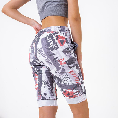 Fekete és piros női rövidnadrág nyomtatással - Ruházat