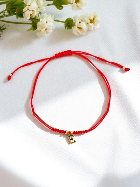 Női karkötő E betűvel