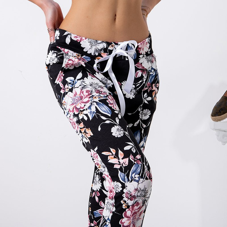 Fekete női nadrág korall virágmintával - Ruházat