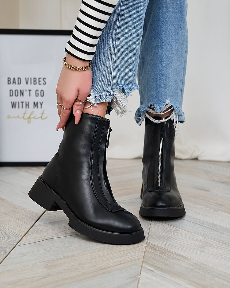 Royalfashion Női lapos sarkú csizma fekete színben Etiuse