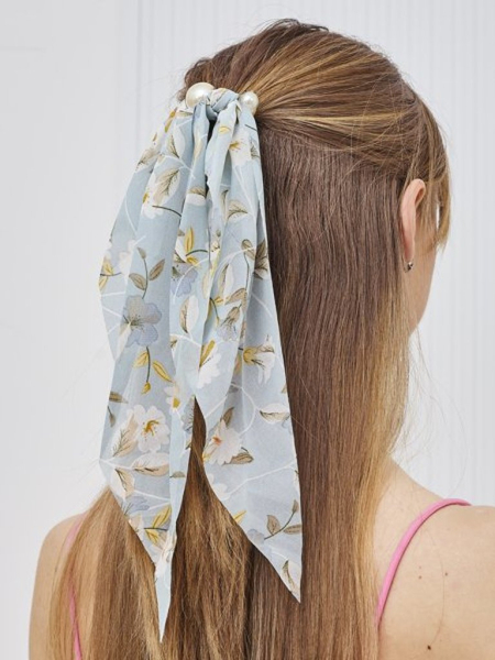 Royalfashion Hajgumi szalaggal, amelyet kis virágok és gyöngyök díszítenek Florennea