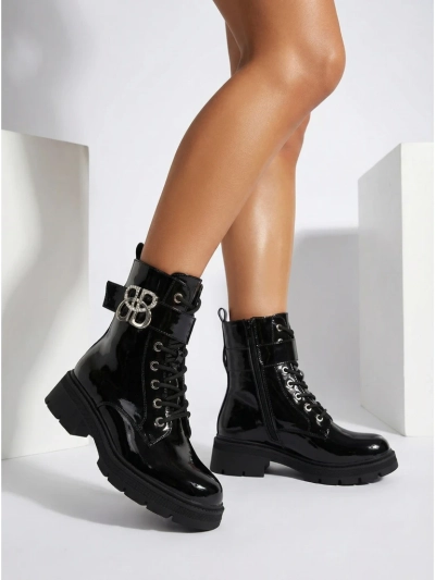 Lakkozott női műbőr bokacsizma Veuli