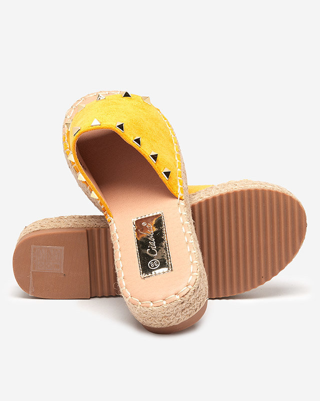 OUTLET Mustár öko-velúr női szandál Kanise szegecsekkel - Cipők