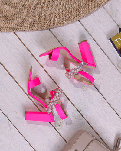 Neon rózsaszín női szandál a Xiobi poszton. Cipő