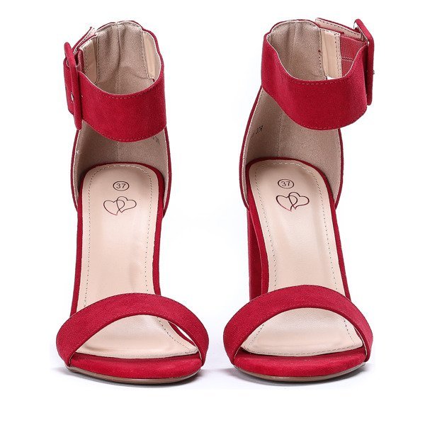 OUTLET Piros szandál egy oszlopon, rögzítéssel Katie - cipő