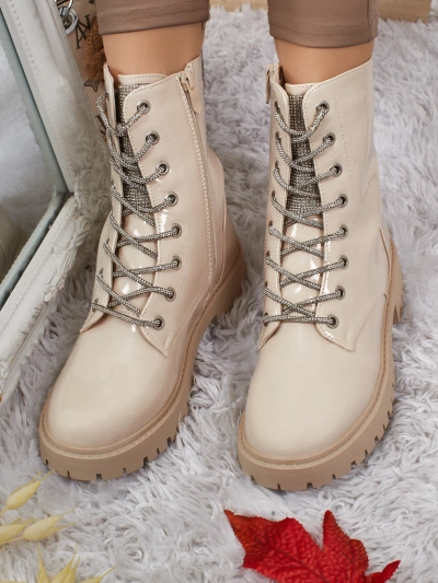 Fjorra lakkozott fűzős női bokacsizma