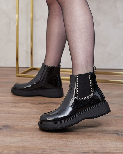 Royalfashion Fekete női lapos sarkú csizma cirkóval Winuma