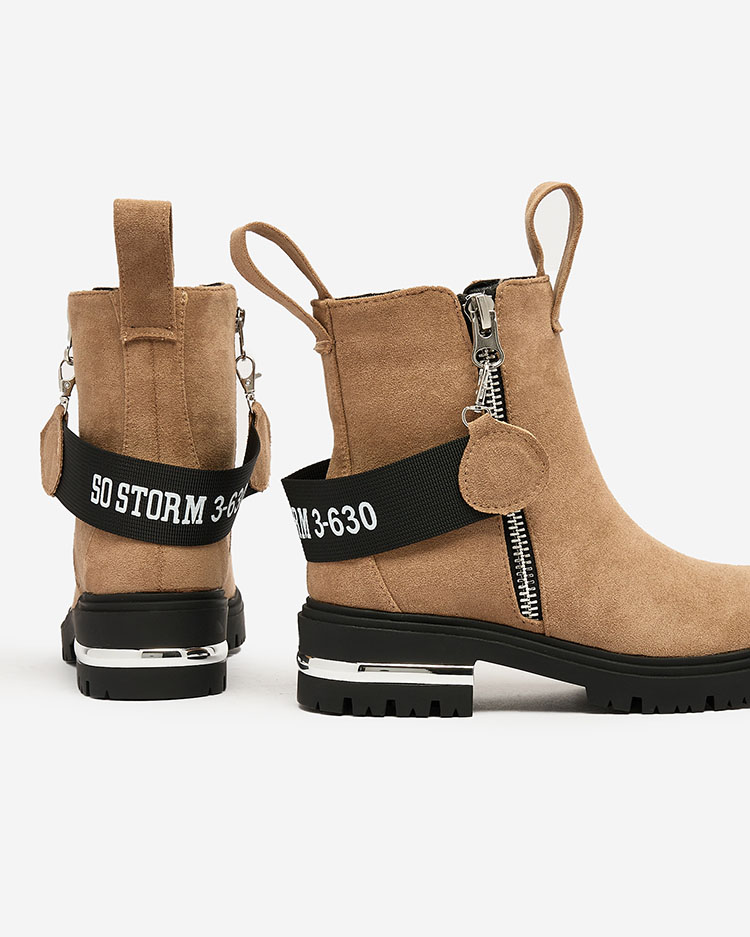 Royalfashion Barna öko-szarvasbőr csizma pánttal és cipzárral Redmisala