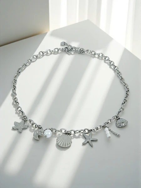 Atena Charm Sea nyaklánc – arany tengeri motívumokkal díszített amulett