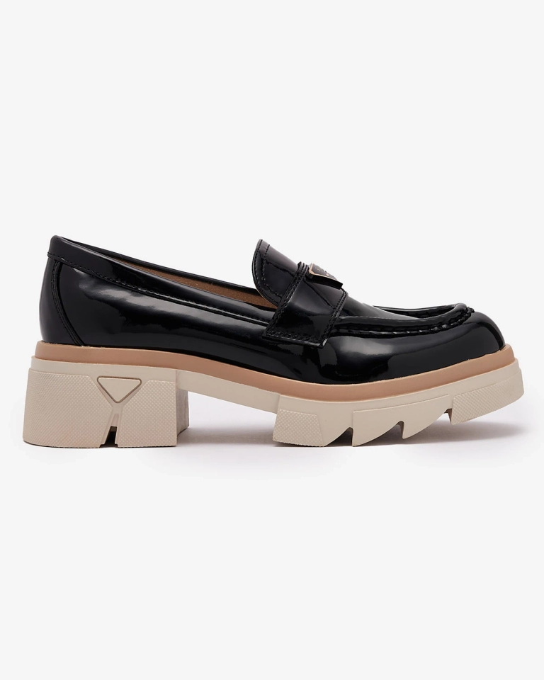 Lakkozott női fekete mokaszin díszítéssel Sarix - Lábbeli