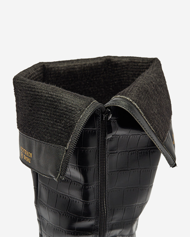 Női tűsarkú csizma dombornyomással, fekete színben Mastiu- Lábbeli