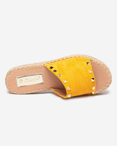 OUTLET Mustár öko-velúr női szandál Kanise szegecsekkel - Cipők