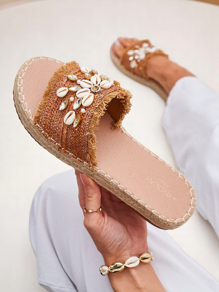 Royalfashion Callista Boho Camel lapos platformos kagylós szandál