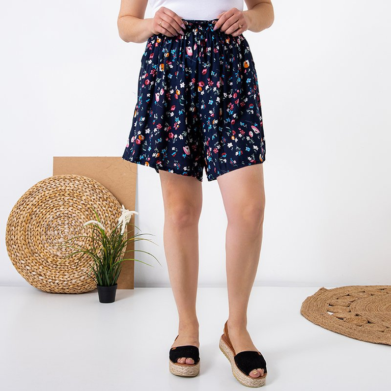 Női sötétkék rövidnadrág, színes virágokkal - Ruházat