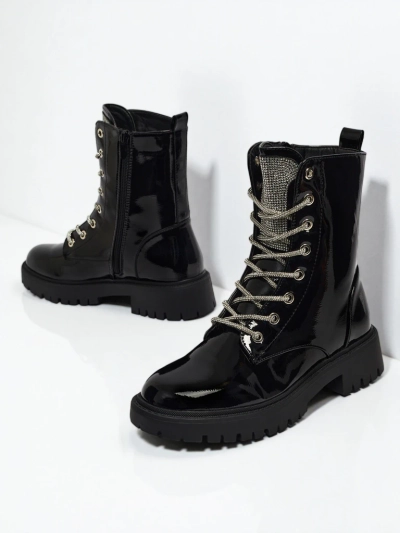 Fjorra lakkozott fűzős női bokacsizma