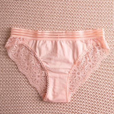 Női világos rózsaszín bugyi csipkével - Fehérnemű
