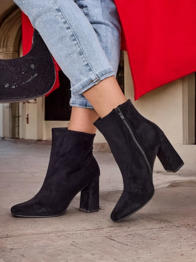 Royalfashion Eco-suede női bokacsizma egy oszlopon Emoro