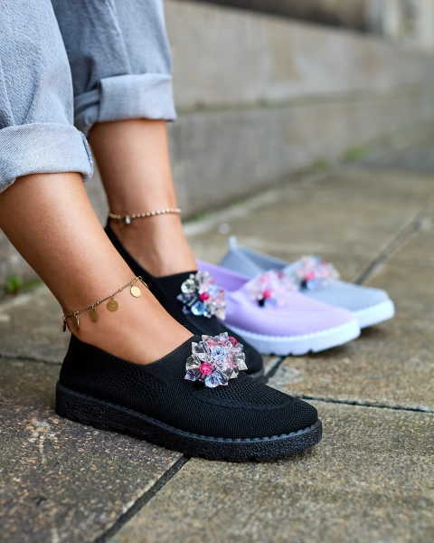 Royalfashion Fekete női szövet mokaszin kristályokkal Fezens