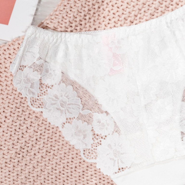 Női fehér bugyi csipkével - Fehérnemű