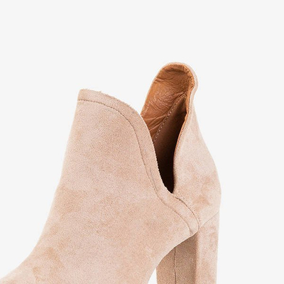 OUTLET Világosbarna női bokacsizma kivágással Alania - Lábbeli