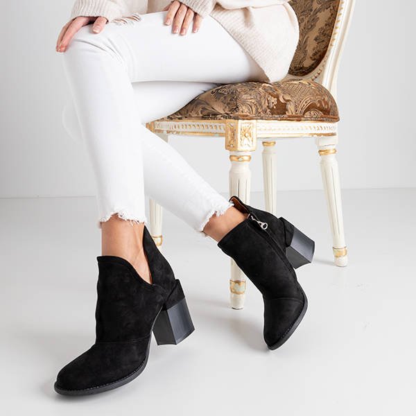 Fekete női bokacsizma kivágással Namíbiából - Lábbeli