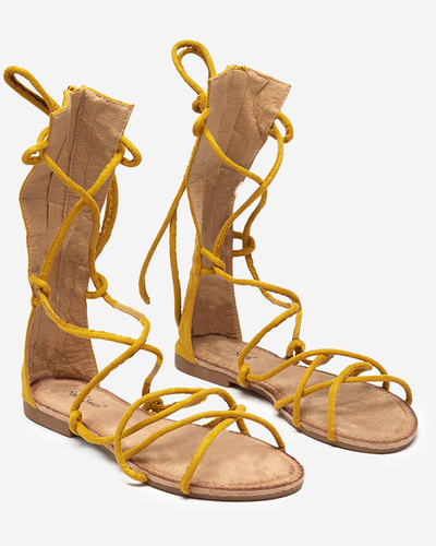 OUTLET Jeniso mustáros lábszárközépig érő gladiátor szandál - Lábbeli