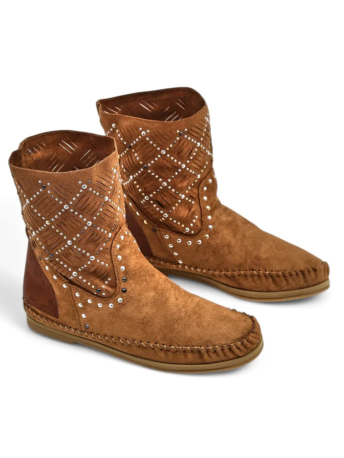 Royalfashion Női bokacsizma alacsony wedge-dzsel és szegecsekkel, indiai stílus