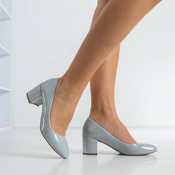 OUTLET Szürke női lakkozott szivattyúk a Sofronia oszlopon - Lábbeli