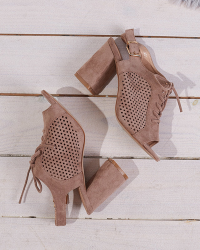 OUTLET Világosbarna női áttört szandál oszlopon Sasqan- Footwear