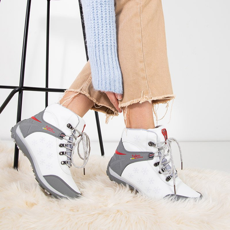 Női fehér pelyhes csizma hópelyhekkel - cipő