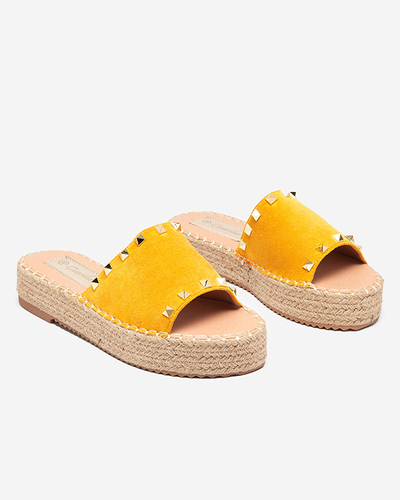 OUTLET Mustár öko-velúr női szandál Kanise szegecsekkel - Cipők