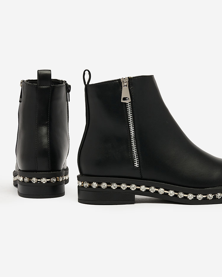 Royalfashion Fekete női lapos sarkú csizma cirkóval Wiskuni