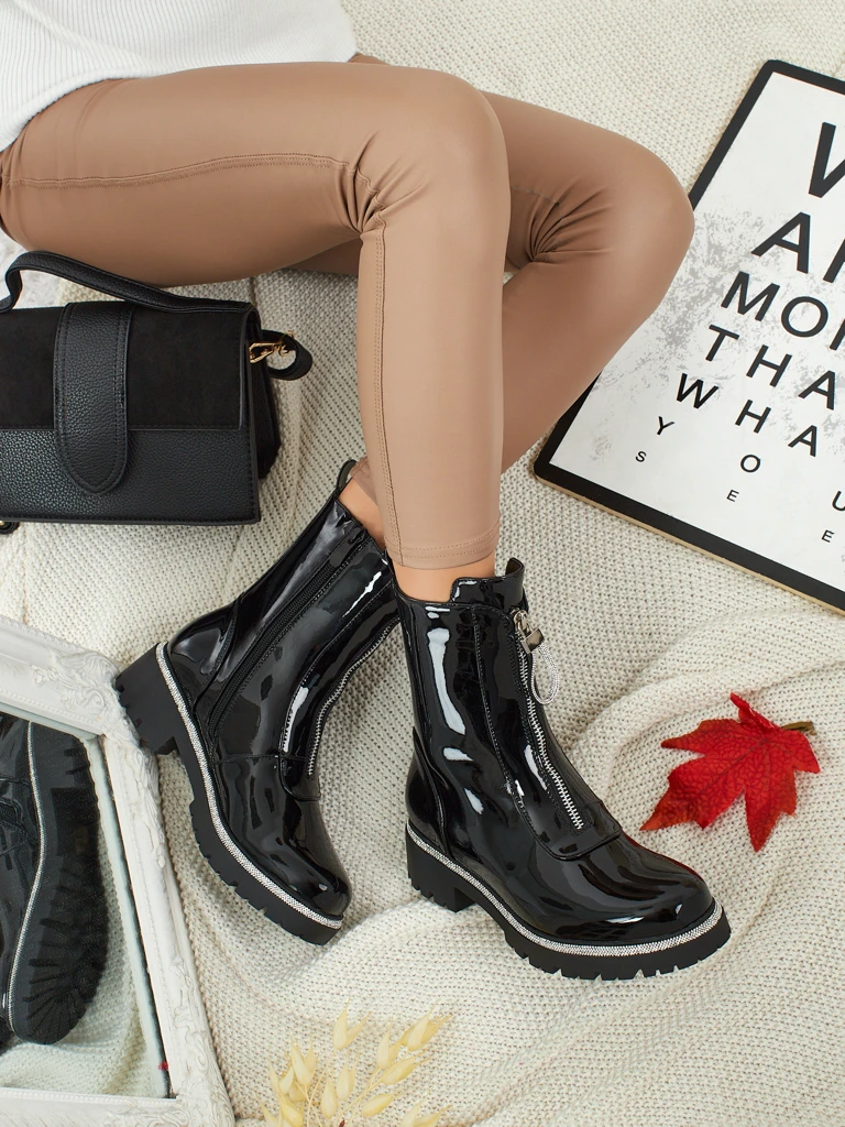 Lakkozott műbőr női bokacsizma cirkóniával Nuvina