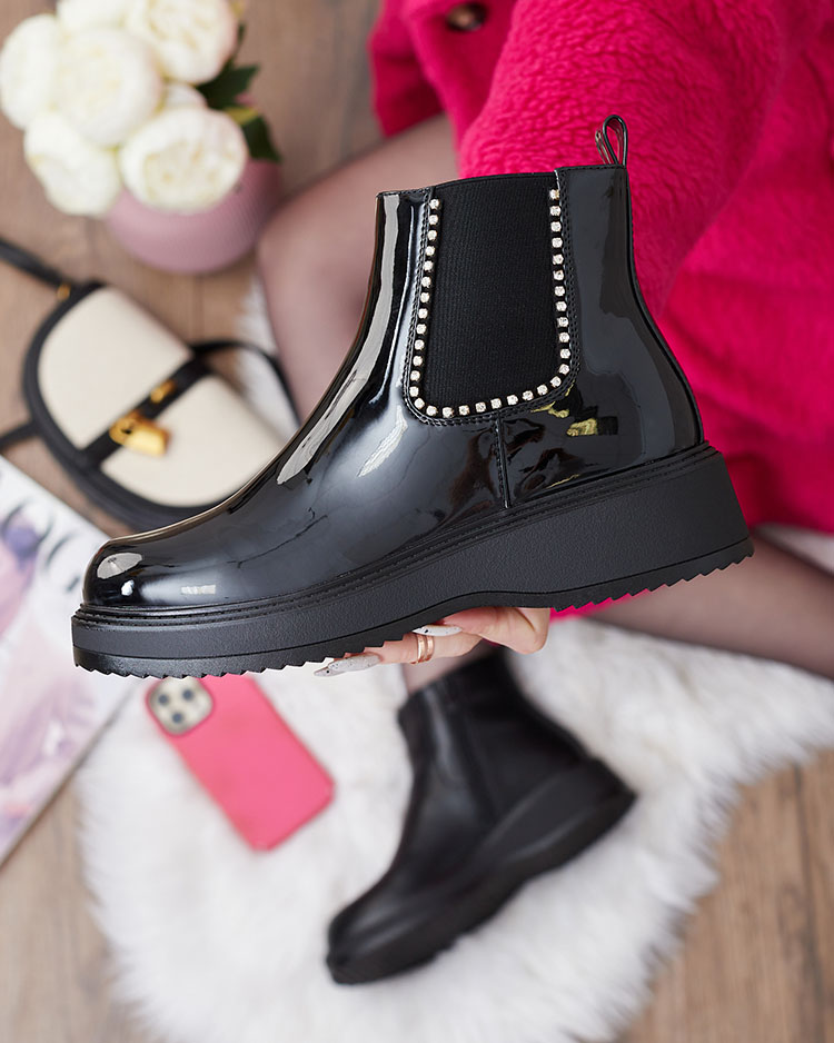 Royalfashion Fekete női lapos sarkú csizma cirkóval Winuma