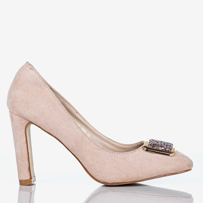 OUTLET Bézs színű szivattyúk egy magasabb oszlopon, Adena díszítéssel - Lábbeli