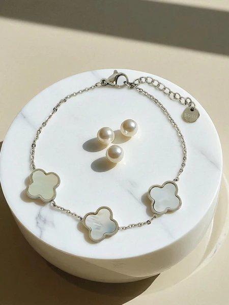 Callisto Nero karkötő virágmotívummal