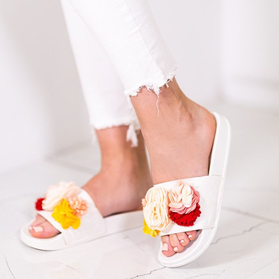 Białe klapki z ozdobnymi kwiatkami Judith - Obuwie