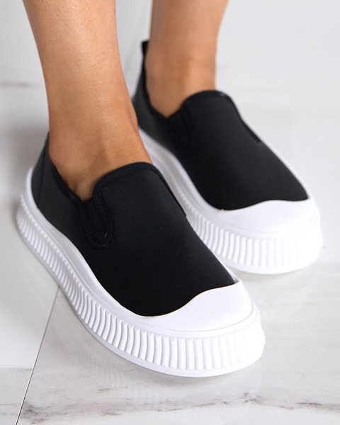 OUTLET Fekete női bebújós cipő vastagabb talpon Tacobi- Footwear