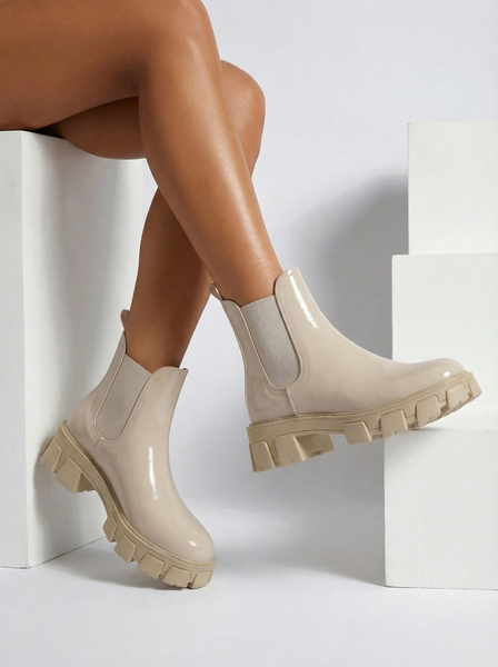 Royalfashion Bokacsizma masszív talpon, lakkozott műbőrből Calista Weide