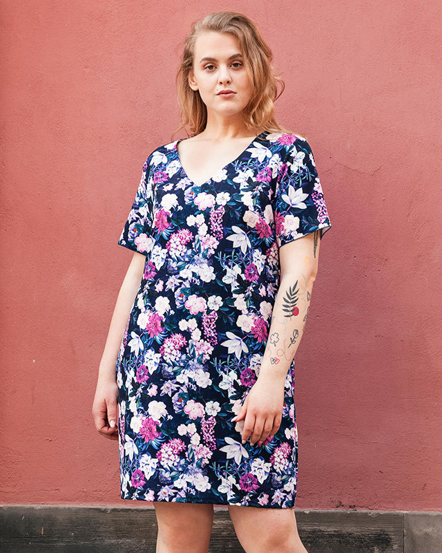 Sötétkék női virágos ruha zsebekkel PLUSZ MÉRET - Ruházat