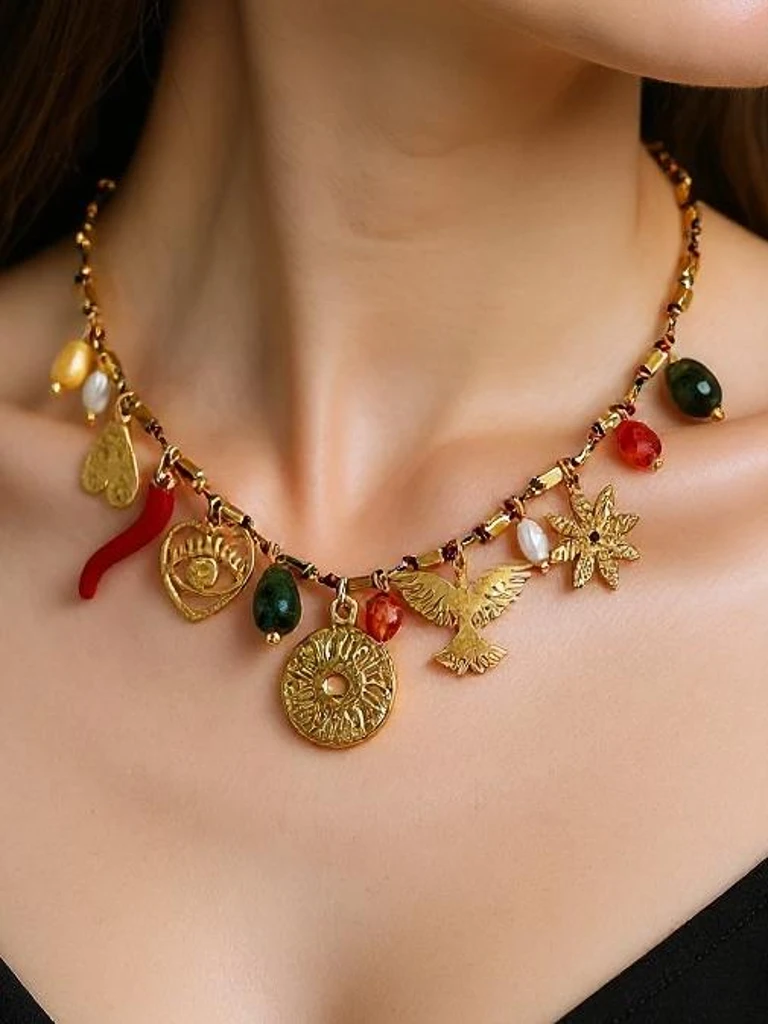 Atena Charm Collana nyaklánc – arany amulett antik motívumokkal