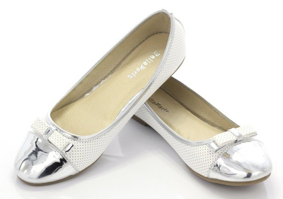 Biało-srebrne baleriny z kokardką - Obuwie