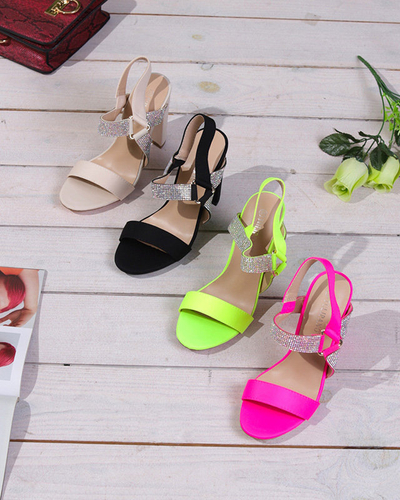 Neon rózsaszín női szandál a Xiobi poszton. Cipő