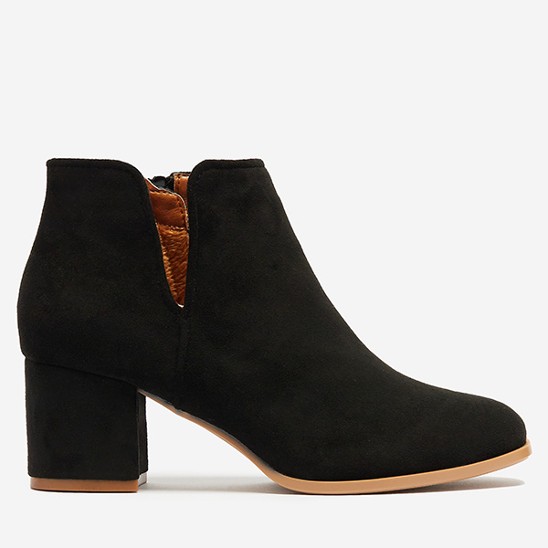 OUTLET Fekete női csizma oszlopon, szabással Amalan - Lábbeli