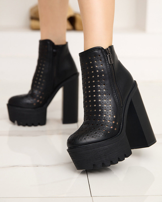 OUTLET Fekete női áttört csizma az Elangel-Footwear poszton