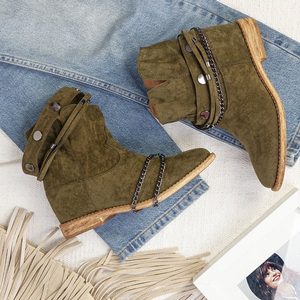 Zöld cowboy csizma egy beltéri éken Salem - cipő