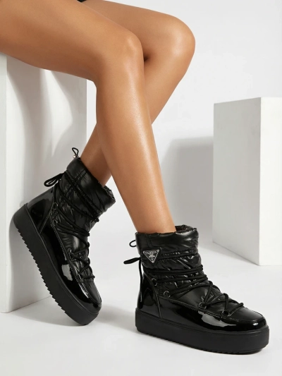 Royalfashion Női csúszós csizma a'la hócsizma fekete színben Vevnose