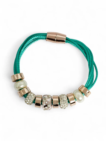 Női karkötő gyöngyökkel és cirkóniákkal