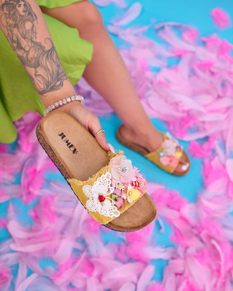 Szövetvirágos női papucs Ososi sárga színben - Lábbeli